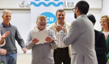 51 familias recibieron las escrituras de sus casas en Coronel Rosales