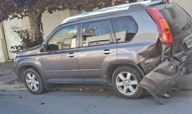 Chocó un auto estacionado, huyó y tras unas horas se presentó