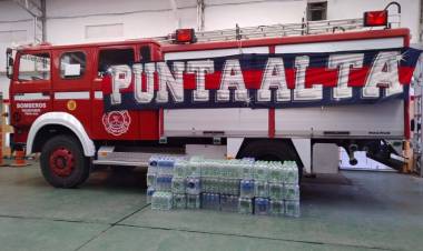 Bomberos Voluntarios recibió una donación de más de 700 botellas de agua de los Cuervos Punta Alta