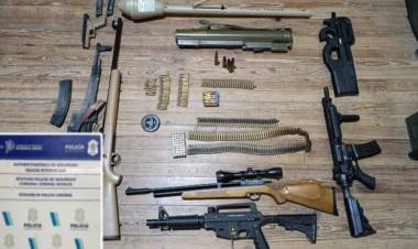 Le allanaron la casa a un hombre por robarle a su expareja y le encontraron un arsenal