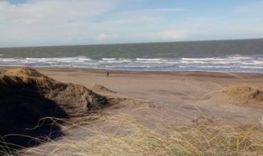 Un joven fue trasladado de urgencia al Penna luego de caerse de una moto en los médanos de Pehuen Co