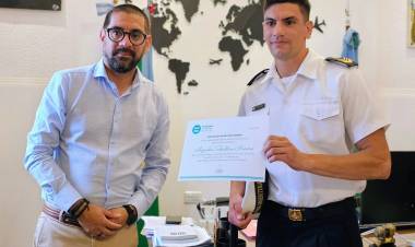 El Intendente Aristimuño recibió en su despacho al Cabo Primero que salvó a 3 personas en una playa 