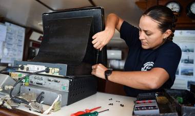 La primera radarista de la fragata "Libertad" cumplió su gran anhelo