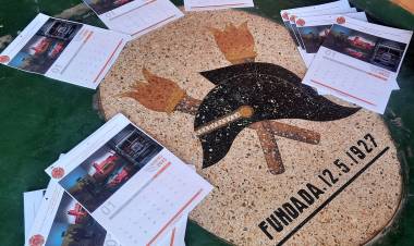 Bomberos Voluntarios de Punta Alta continúan vendiendo almanaques 2025 para recaudar fondos