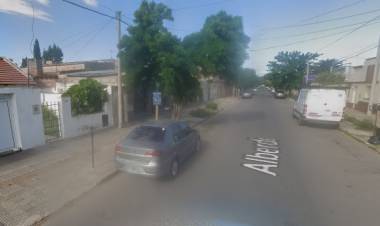 Buscan al conductor de una camioneta que chocó un auto estacionado y se dio a la fuga en Alberdi al 400