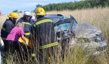 Una pareja que viajaba a Punta Alta volcó en la Ruta 35, cerca de Villa Iris