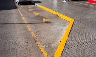 Piden que se cumpla la disposición para señalizar ascenso y descenso de pasajeros en farmacias