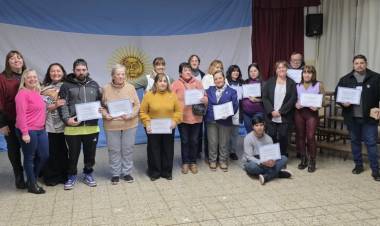 La promesa a la bandera en una escuela primaria de adultos