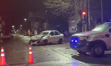 Accidente de tránsito entre dos autos dejó tres personas heridas