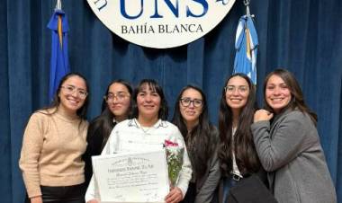 "Mamá, ahora te toca a vos", es de Punta Alta, vivió para sus hijos, y ahora tiene su primer título universitario