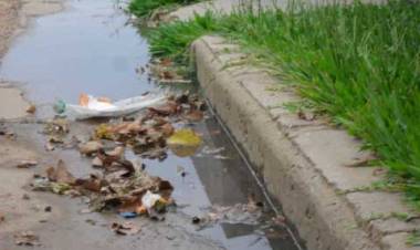 Vecinos de un sector de la ciudad continúan los reclamos por falta de respuesta de ABSA y el Municipio