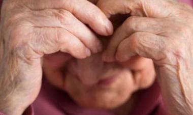 Le hicieron el “cuento del tío” y le robaron dinero a una mujer de 84 años