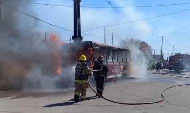 Un colectivo de la línea 504 ATEPAM se incendió en pleno recorrido