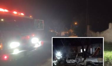 Pérdidas totales en el incendio de un auto en Villa Arias