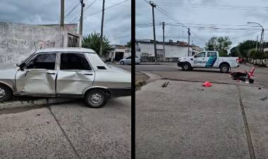 Accidente de tránsito entre una moto y un auto en la esquina de Espora y Quintana