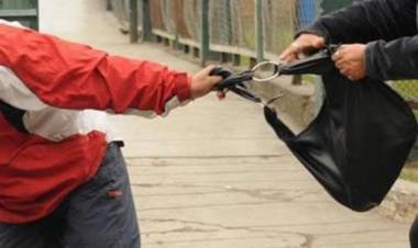 Motochorros le robaron a una mujer un bolso con dinero y medicamentos oncológicos