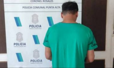 Un delincuente asaltó a tres jóvenes y les sacó una foto como amenaza para que no lo denuncien