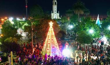Se realizó el tradicional encendido del árbol navideño en la Plaza Belgrano