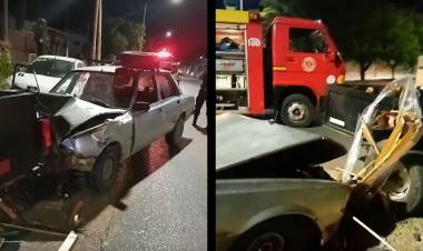 Un auto impactó de frente con un carro que se desenganchó de una camioneta