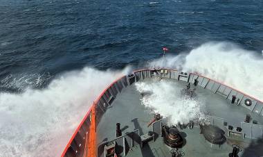 El rompehielos ARA “Almirante Irízar” continúa su navegación rumbo a la Antártida