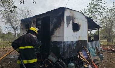 Bomberos Voluntarios de Pehuen Co acudieron al incendio de una casilla