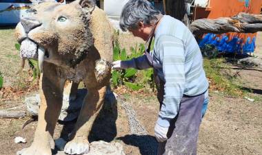 En Pehuen Co se realiza la puesta en valor de las réplicas de la megafauna en Plaza Carrasco