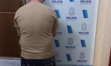 Policía secuestró un revólver y aprehendieron a un hombre con paradero actívo