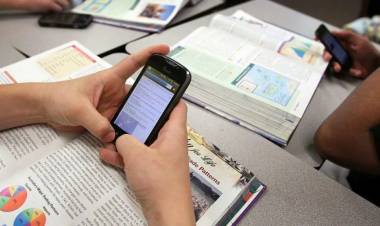 Ya rige la prohibición de usar celulares en escuelas de la provincia de Buenos Aires