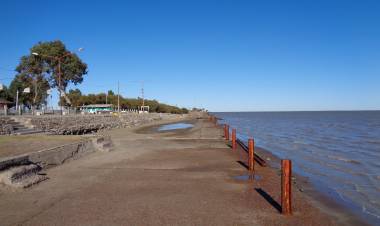 Guardavidas que practicaban Stand Up Paddle rescataron a dos jóvenes en Arroyo Pareja