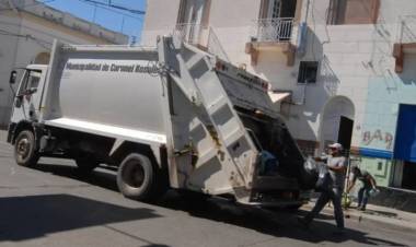 Vecinos reclaman que recolectores de residuos se llevan algunas bolsas y otras las dejan tiradas en el piso