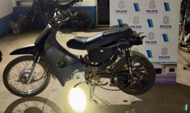 Aprehendieron a dos delincuentes, de 20 y 17 años, por circular a bordo de una moto robada
