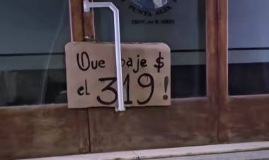 Un vecino colocó en la puerta del Concejo Deliberante un cartel reclamando baja en el boleto de la 319