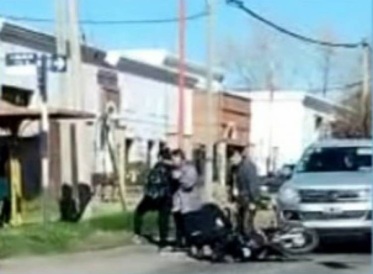 Un hombre fue trasladado al Hospital luego de un choque entre una camioneta y una moto