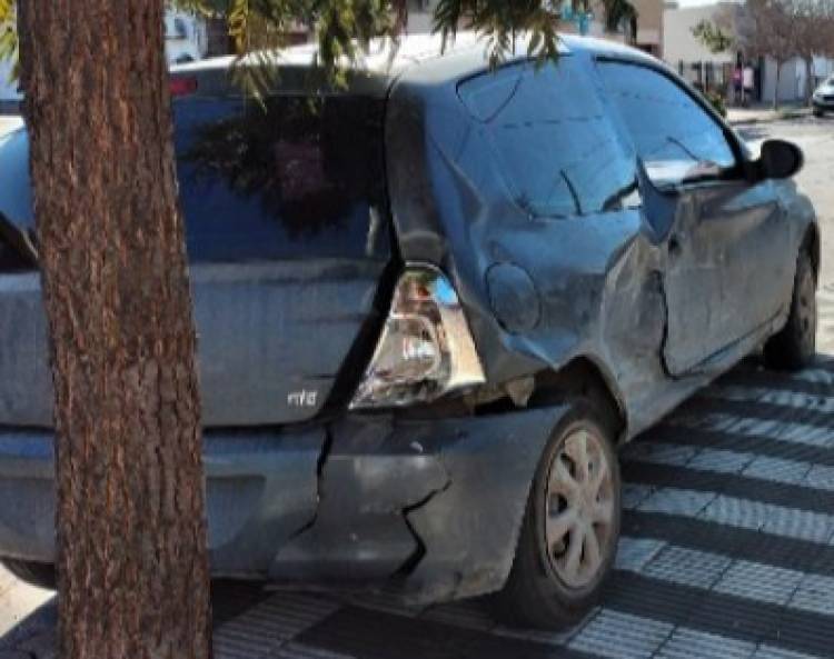 Accidente de tránsito entre dos autos en la esquina de San Martín y Buchardo