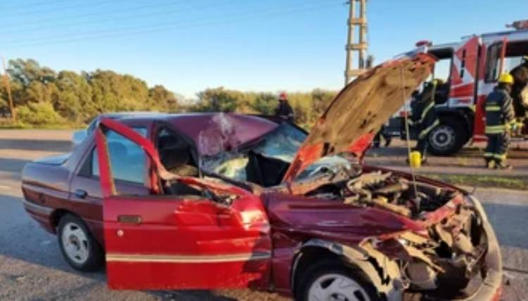 Un automóvil chocó contra la parte trasera de un camión en la rotonda de El Triángulo de ruta 3