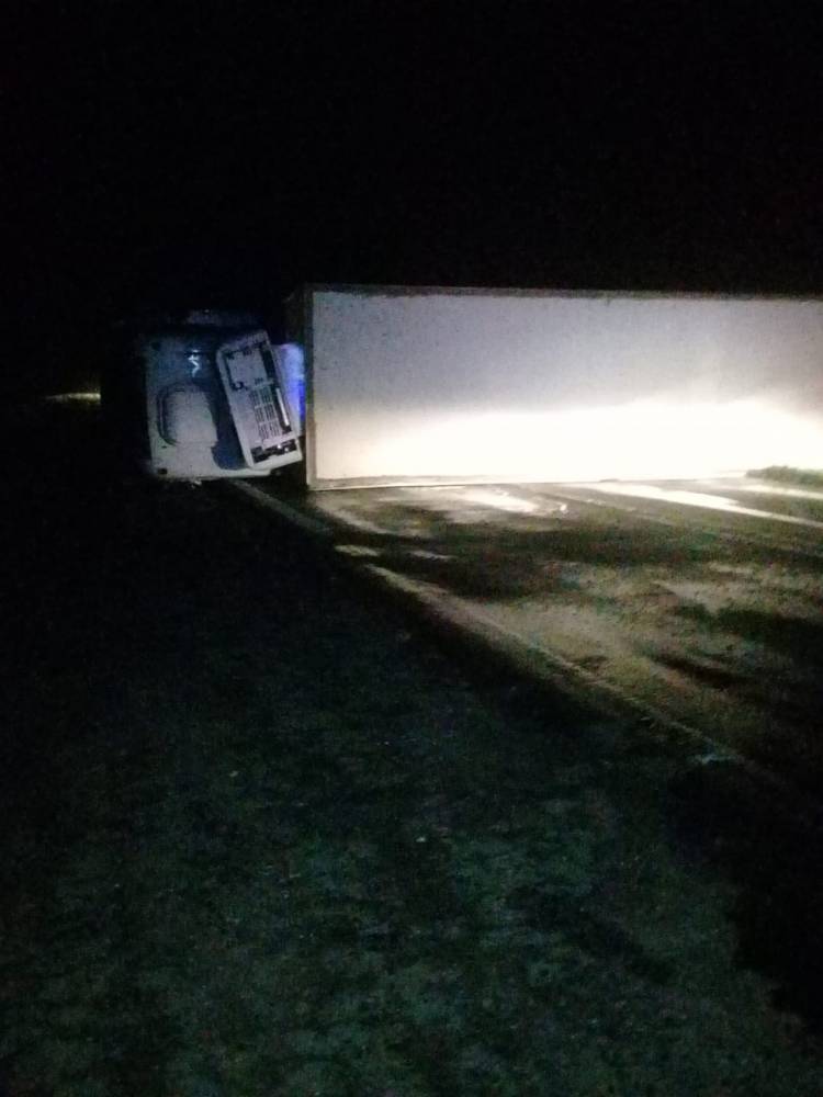 En la madrugada de este miércoles volcó un camión en ruta 3