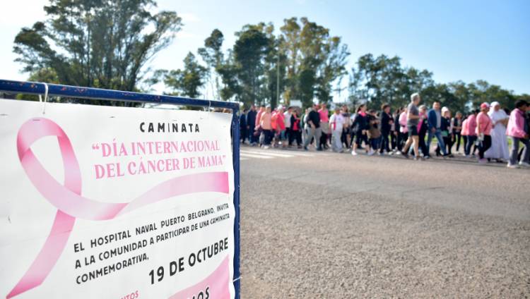 La Armada realizó la primera caminata por la prevención del cáncer de mama