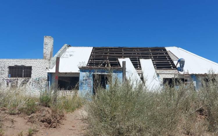 El Municipio inicio la demolición del edificio de “La Barraca” ubicado en la costanera de Pehuen Co 