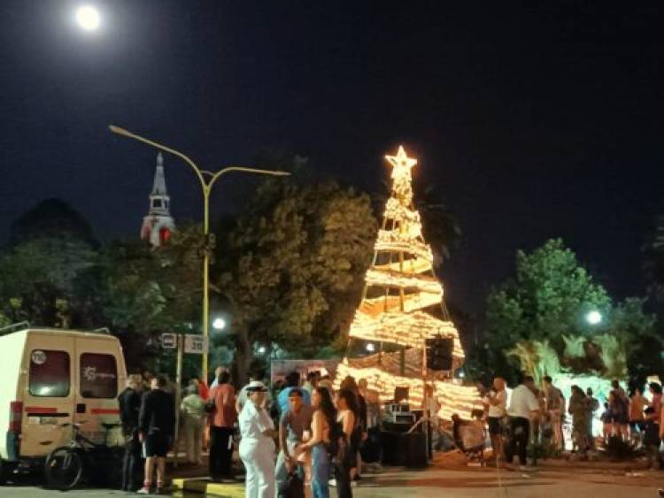 El Municipio de Coronel Rosales encendió la Navidad en Plaza Belgrano