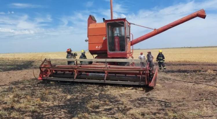 Bomberos Voluntarios acudieron al incendio de una cosechadora