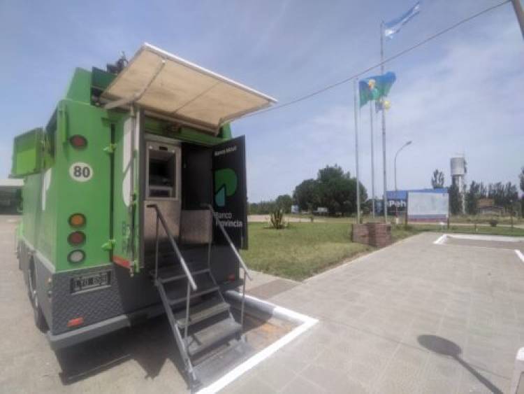 Ya funciona el cajero automático móvil en la rotonda de ingreso a Pehuen Co