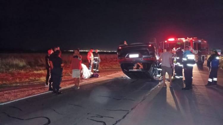 Una camioneta volcó luego de chocar contra una rueda que se encontraba tirada en la ruta