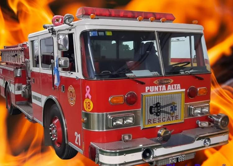 Bomberos Voluntarios acudieron al principio de incendio en un auto