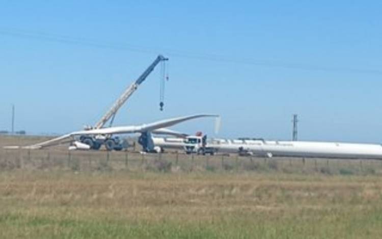 Tras 25 años desmontan los aerogeneradores de "La Rotonda de los molinos"