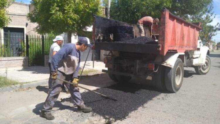 Continúan los trabajos de bacheo del Municipio en calles de distintos barrios de la ciudad