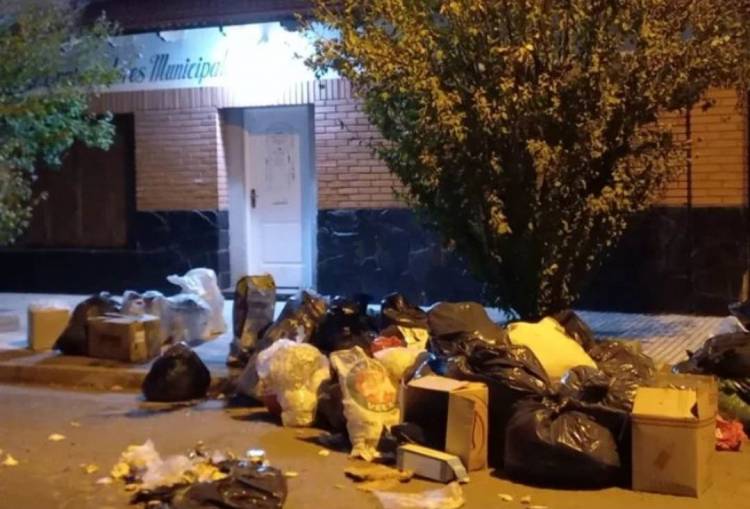 Arrojaron residuos frente a la sede del Sindicato de Municipales de Coronel Rosales