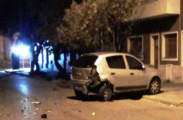 Un hombre perdió el control de su vehículo y chocó a un auto estacionado