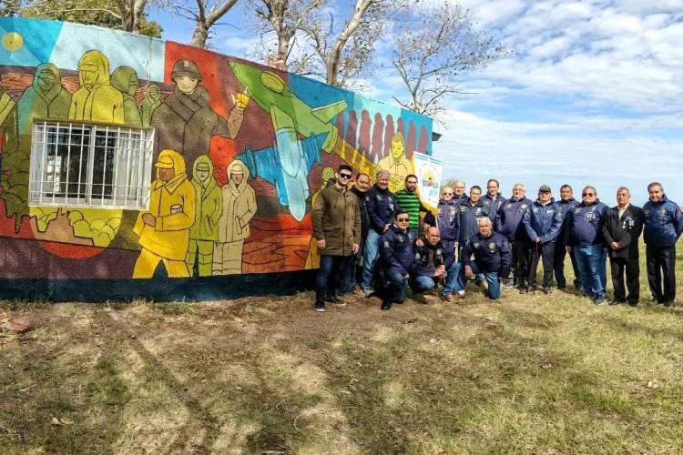 En Puerto Rosales se presentó un mural en homenaje a los héroes de Malvinas
