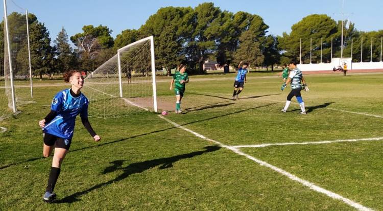 Femenino: FC Puerto Belgrano goleó a Pacífico BB por 8 a 1 con Sofía Mattos on fire