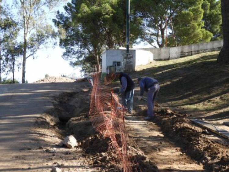 El Municipio continúa con la obra de cordón cuneta y pavimento articulado en el Parque San Martín